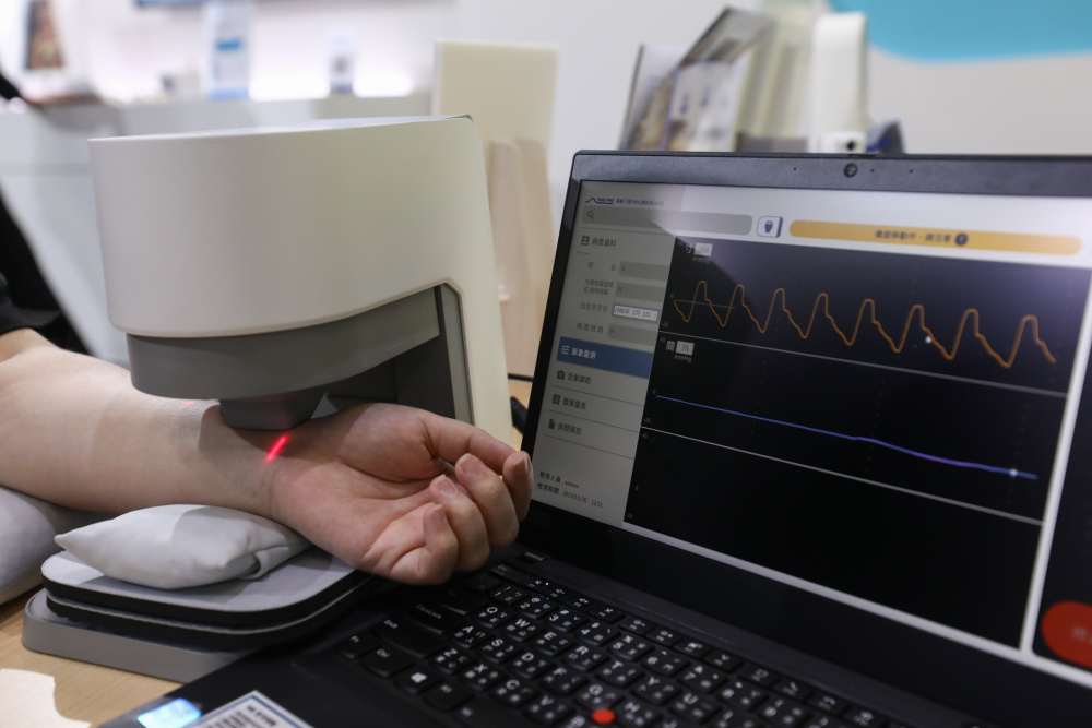 Bodog耘康脈象檢測系統透過電腦精準控制升降系統，還原中醫師三指把脈過程的舉、按、尋手法，將脈象感受轉化成數據，未來可結合大數據分析，實現智慧醫療及準確性